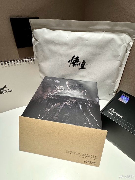 富联平台登录：博主晒《黑神话：悟空》线下试玩赠送的周边：定制T恤、飞智手柄等