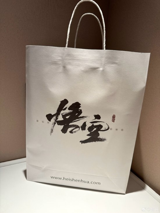 富联平台登录：博主晒《黑神话：悟空》线下试玩赠送的周边：定制T恤、飞智手柄等